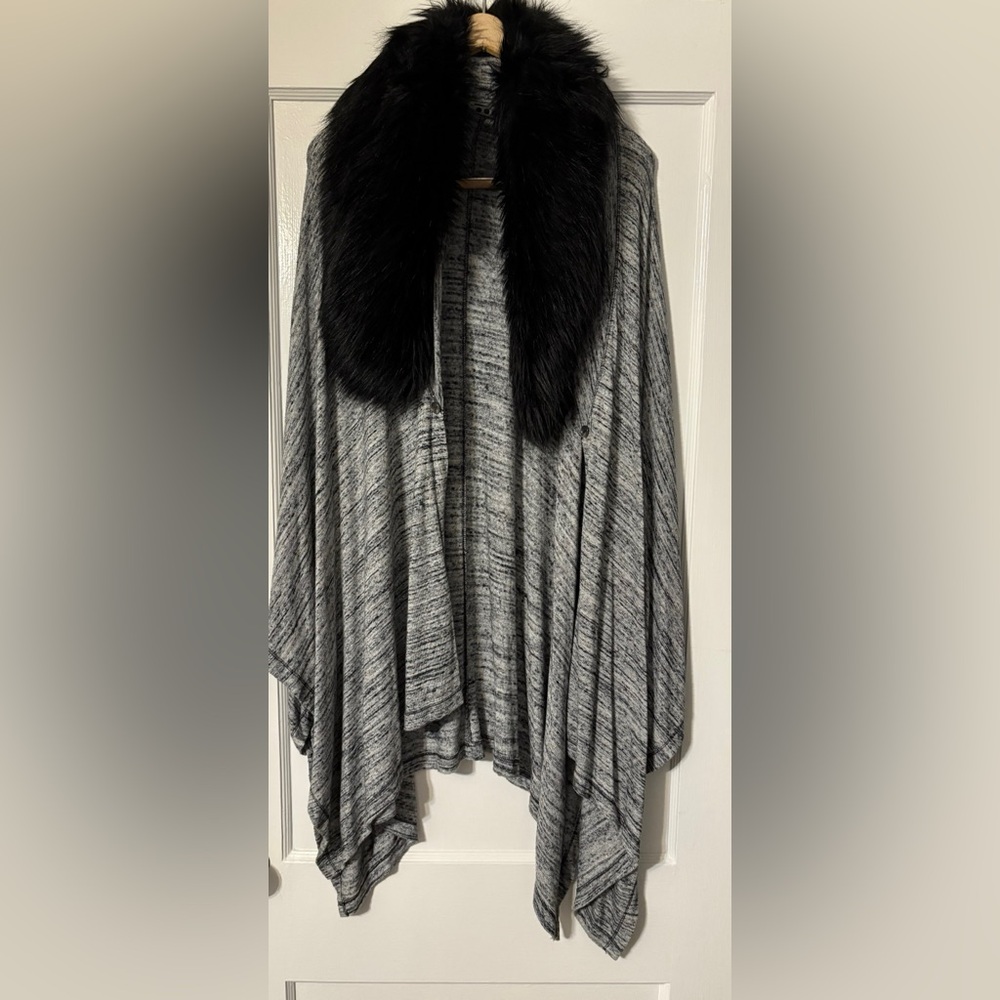 Three Dot brand Cape/ Poncho w/ detachable Faux Fur Collar